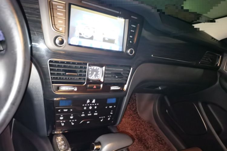 Used Hongqi H7 2019 2.0T Flagship Edition Audio And AC Panel