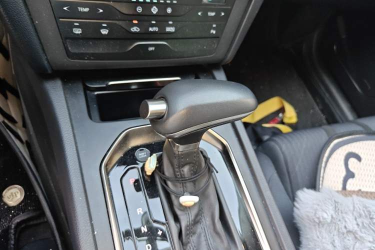 Used Hongqi H7 2019 1.8T Comfort Edition Gear Lever