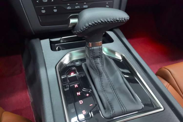 Used Hongqi H7 2019 1.8T Comfort Edition Gear Lever