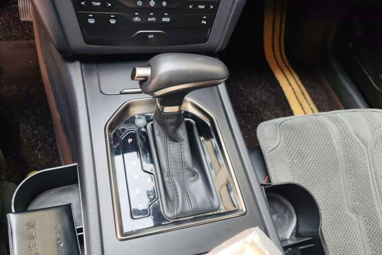 Used Hongqi H7 2019 1.8T Comfort Edition Gear Lever
