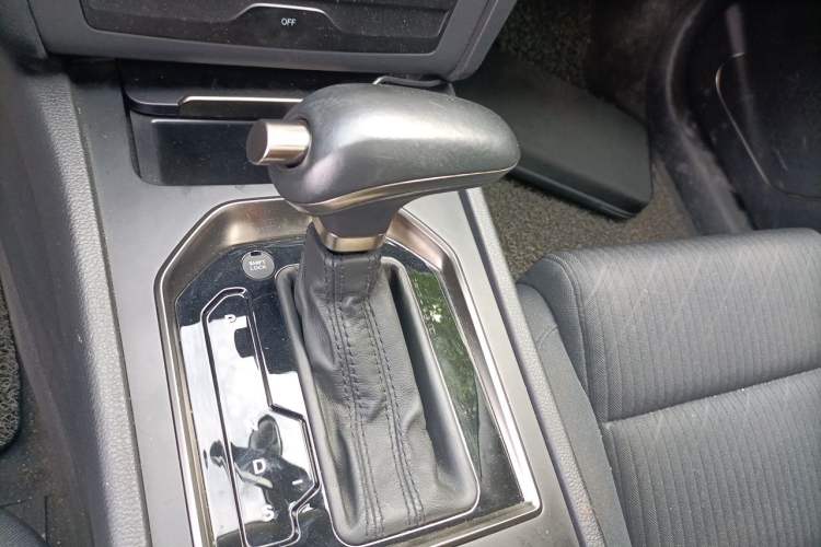 Used Hongqi H7 2019 1.8T Comfort Edition Gear Lever