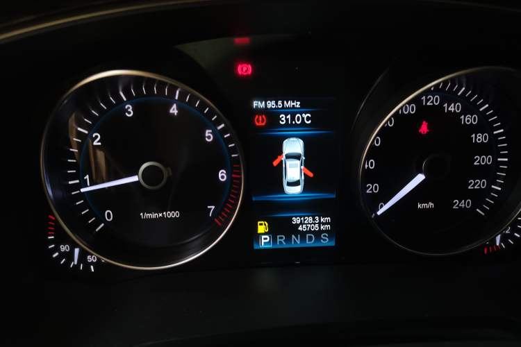 Used Hongqi H7 2019 2.0T Flagship Edition Odometer Close Up