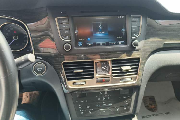 Used Hongqi H7 2019 2.0T Flagship Edition Audio And AC Panel