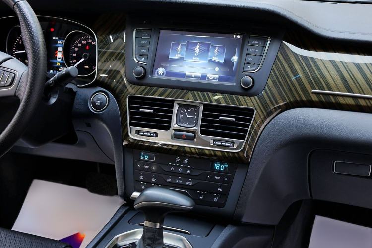 Used Hongqi H7 2021 2.0T Flagship Edition Audio And AC Panel