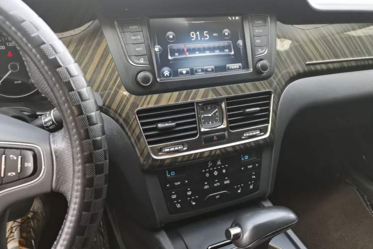 Used Hongqi H7 2021 2.0T Elite Edition Audio And AC Panel