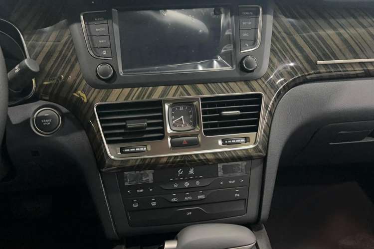 Used Hongqi H7 2021 1.8T Executive Edition Audio And AC Panel