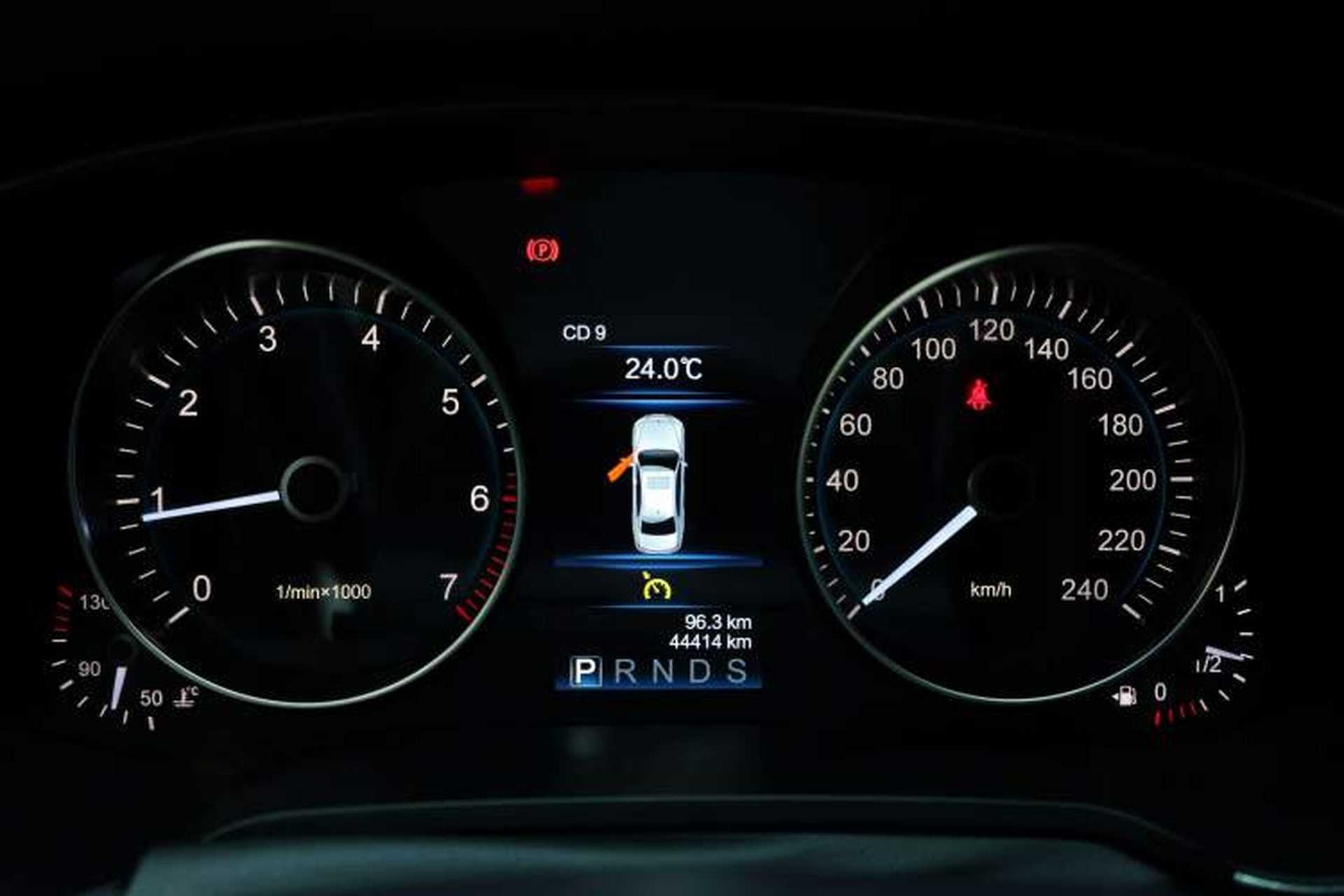Used Hongqi H7 2021 2.0T Flagship Edition Odometer Close Up