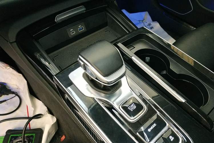 Used Hongqi H9 2024 2.0T Qichang Private Enjoyment Luxury Edition Gear Lever