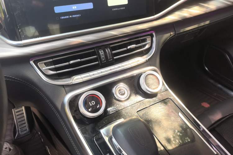 Used Hongqi H9 2020 2.0T Smart Connect Flagship Edition Audio And AC Panel