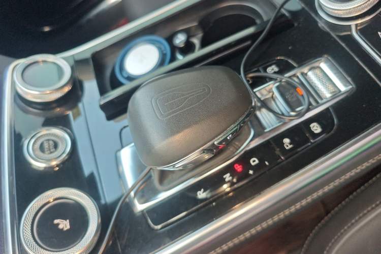Used Hongqi H9 2020 Revised Version 2.0T Smart Connect Flagship Edition Gear Lever