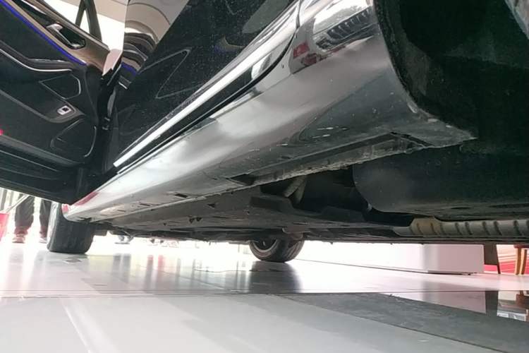 Used Hongqi H9 2020 2.0T Smart Connect Flagship Edition Left Side Sill