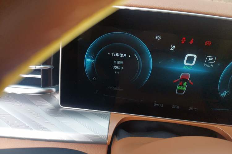 Used Hongqi H9 2020 2.0T Smart Connect Flagship Edition Odometer Close Up