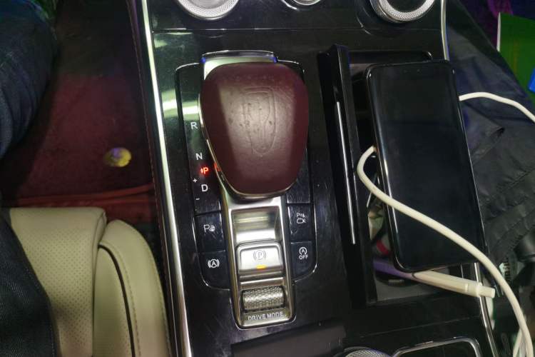 Used Hongqi H9 2020 3.0T Smart Connect Flagship Four-Seat Version Gear Lever