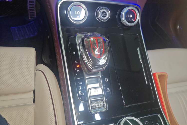 Used Hongqi H9 2020 2.0T Smart Connect Flagship Edition Gear Lever