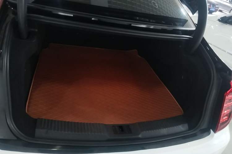Used Hongqi H9 2020 Revised Version 2.0T Smart Connect Flagship Edition Trunk