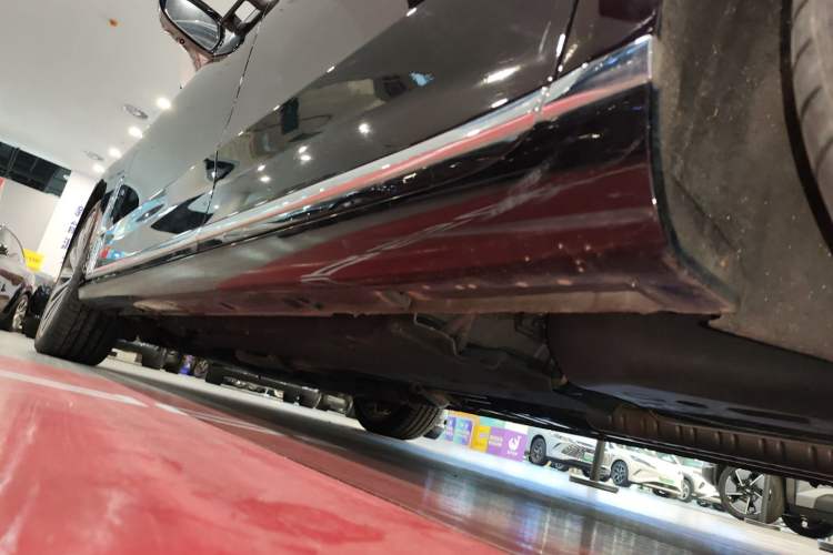 Used Hongqi H9 2020 3.0T Smart Connect Flagship Four-Seat Version Left Side Sill