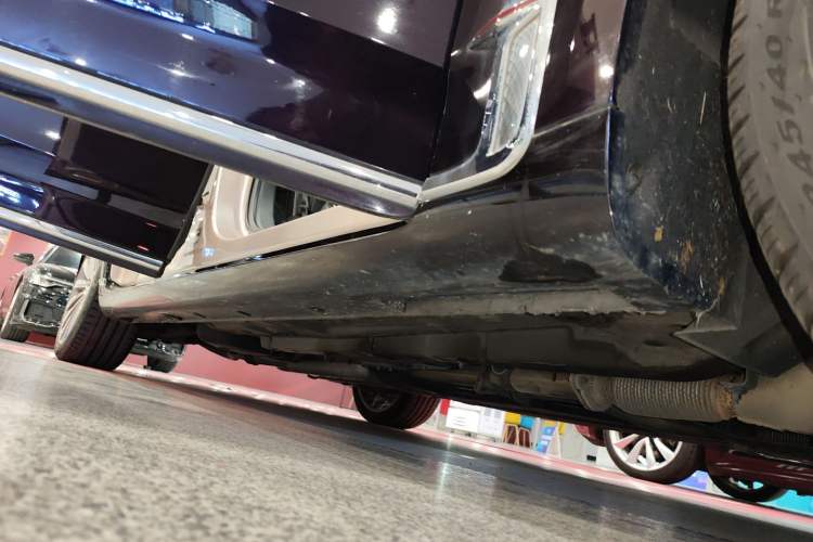 Used Hongqi H9 2020 3.0T Smart Connect Flagship Four-Seat Version Right Side Sill