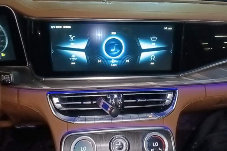 Used Hongqi H9 2022 2.0T Smart Connect Flagship Edition Audio And AC Panel