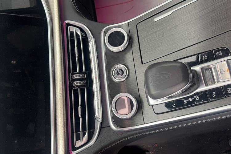 Used Hongqi H9 2022 2.0T Smart Connect Flagship Edition Audio And AC Panel