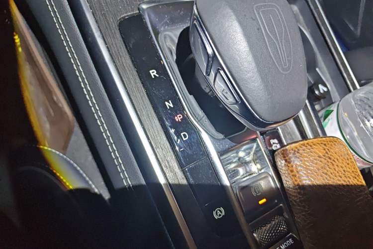 Used Hongqi H9 2022 2.0T Smart Connect Flagship Edition Gear Lever