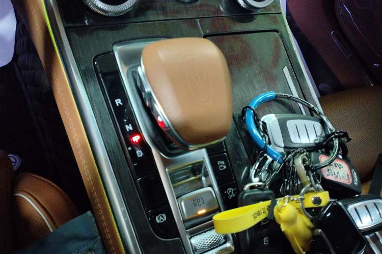 Used Hongqi H9 2022 2.0T Smart Connect Flagship Edition Gear Lever