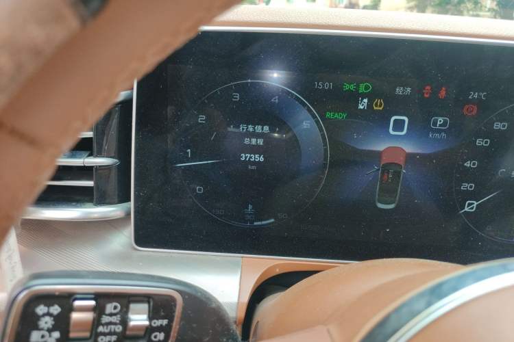 Used Hongqi H9 2022 2.0T Smart Connect Flagship Edition Odometer Close Up
