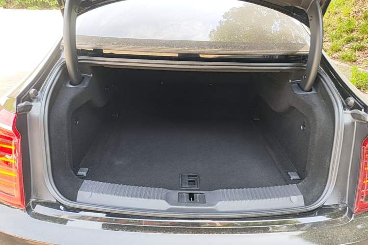 Used Hongqi H9 2022 2.0T Smart Connect Flagship Edition Trunk
