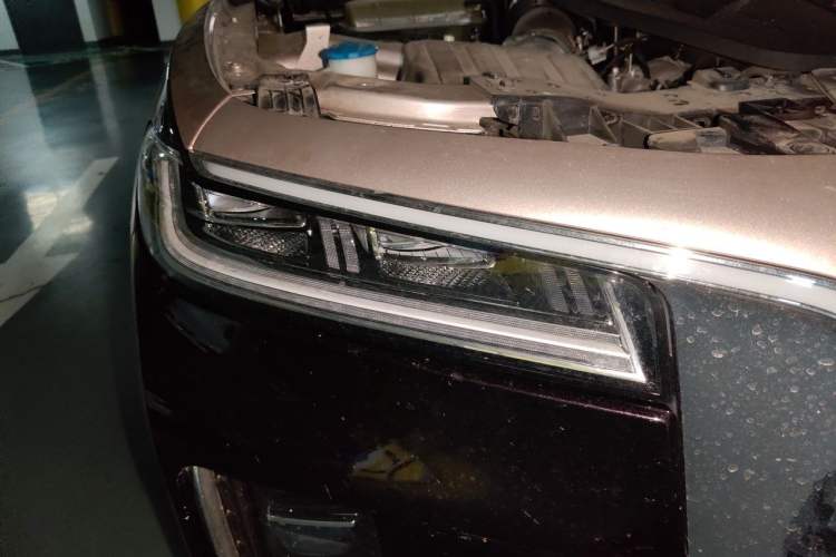 Used Hongqi H9 2022 3.0T Smart Connect Flagship Four-Seater Version Right Front Headlight