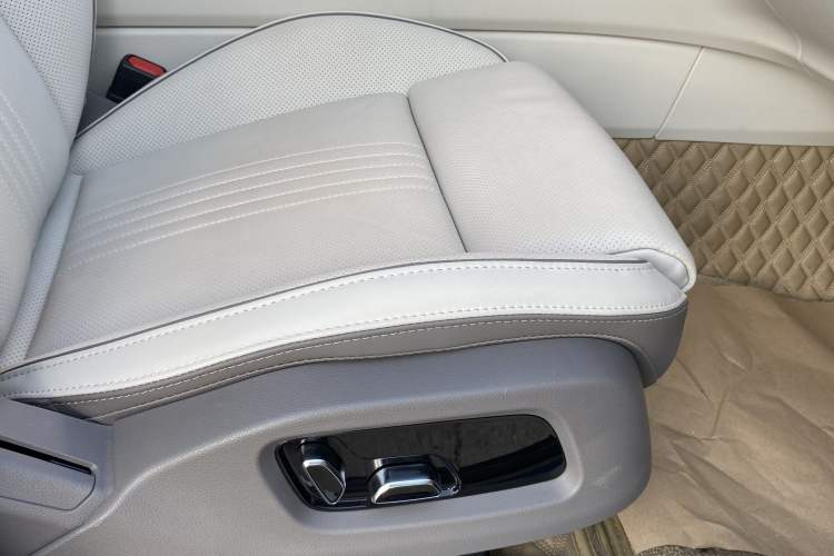Used Hongqi H9 2022 2.0T Smart Connect Flagship Edition Interior 14