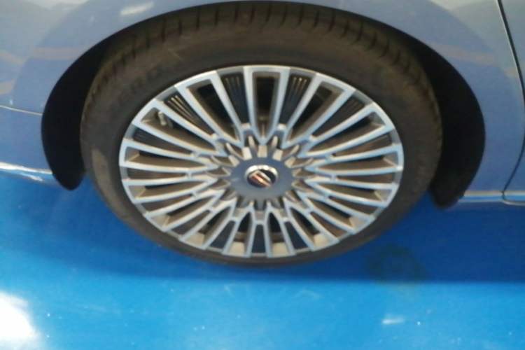 Used Hongqi H9 2022 3.0T H9+ Premium Custom Edition Right Rear Wheel Hub
