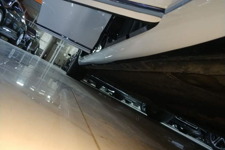 Used Hongqi H9 2022 3.0T Smart Connect Flagship Four-Seater Version Right Side Sill