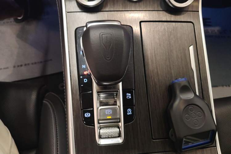 Used Hongqi H9 2023 2.0T Smart Connect Flagship Edition Gear Lever