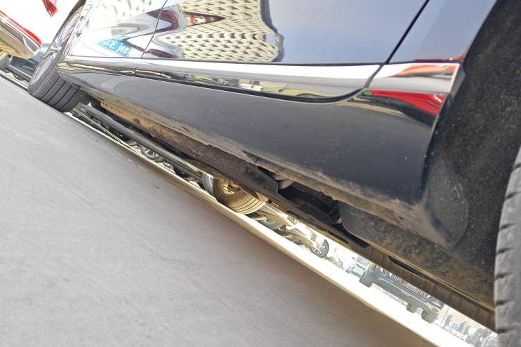 Used Hongqi H9 2023 2.0T Smart Connect Flagship Edition Left Side Sill