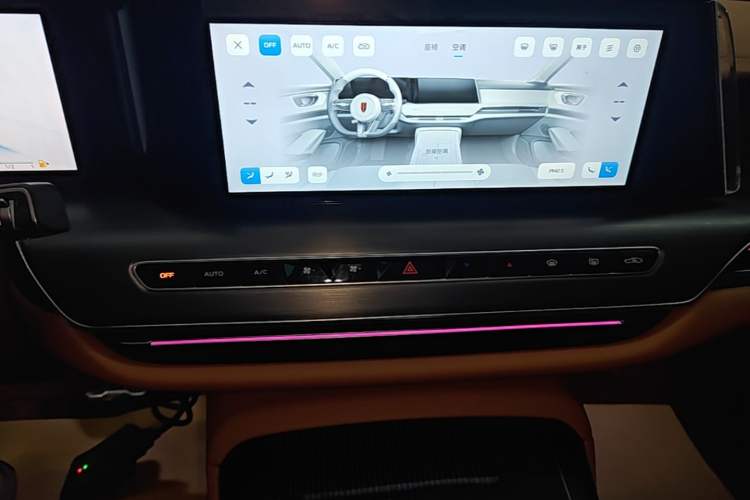 Used Hongqi H9 2024 2.0T Qixiang Private Style Edition Audio And AC Panel