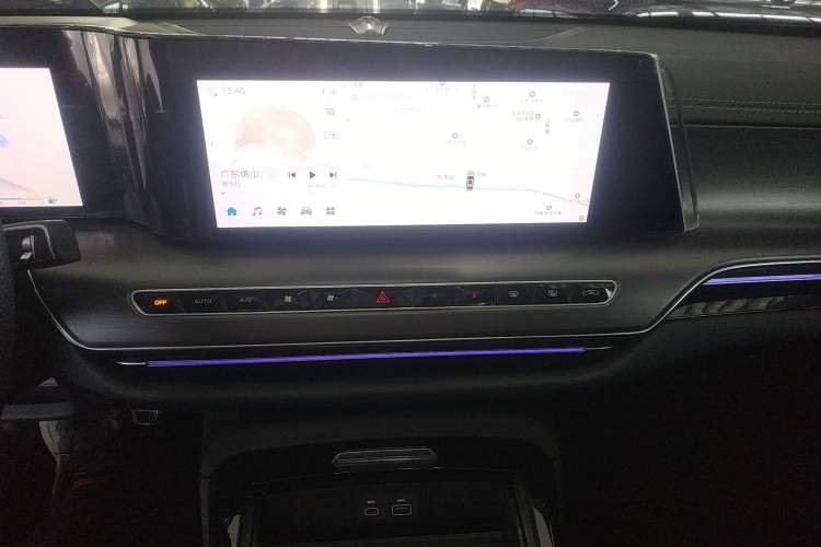 Used Hongqi H9 2024 2.0T Qixiang Private Style Edition Audio And AC Panel
