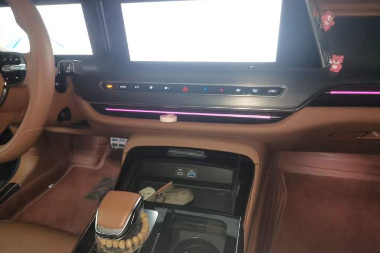 Used Hongqi H9 2024 2.0T Qixiang Private Style Edition Audio And AC Panel