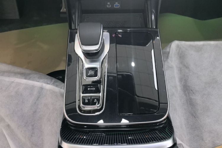 Used Hongqi H9 2024 2.0T Qichang Private Enjoyment Luxury Edition Gear Lever