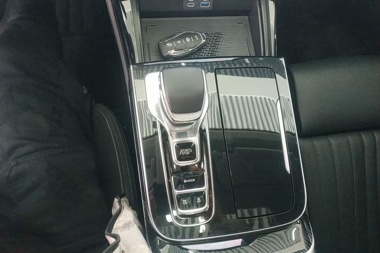 Used Hongqi H9 2024 2.0T Qixiang Private Style Edition Gear Lever