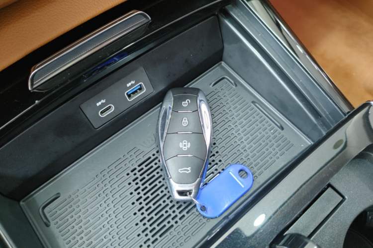 Used Hongqi H9 2024 2.0T Qichang Private Enjoyment Luxury Edition Interior 1