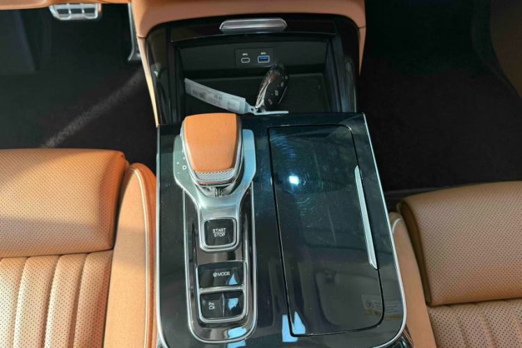 Used Hongqi H9 2024 2.0T Qixiang Private Style Edition Interior 4