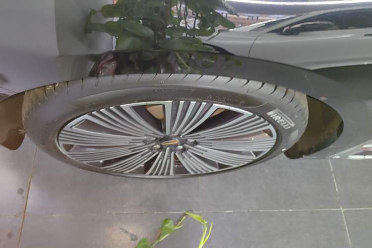 Used Hongqi H9 2024 3.0T Flagship All-Wheel Drive Luxury Business Edition Left Front Wheel Hub