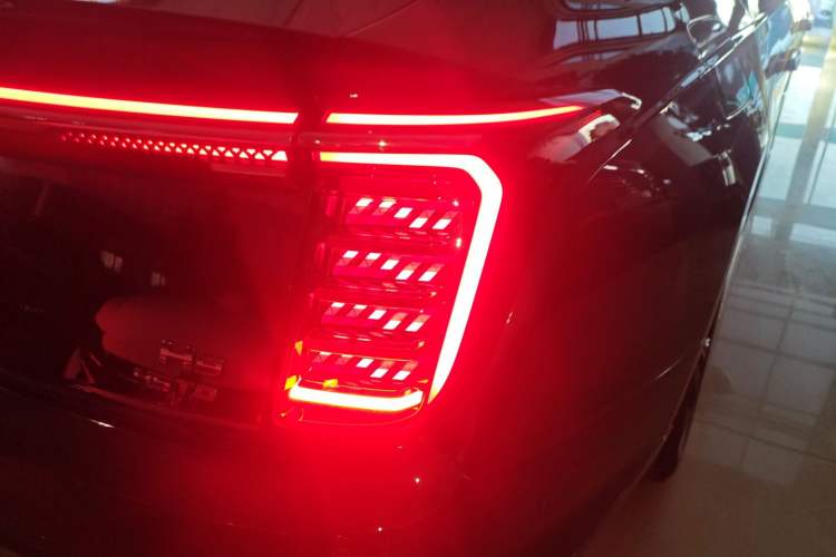 Used Hongqi H9 2024 2.0T Qichang Private Enjoyment Luxury Edition Right Rear Taillight
