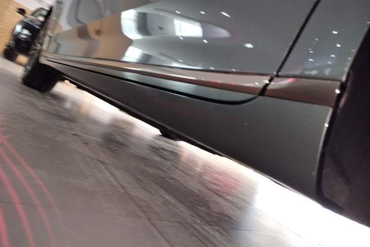 Used Hongqi H9 2024 3.0T Flagship All-Wheel Drive Private Style Edition Left Side Sill