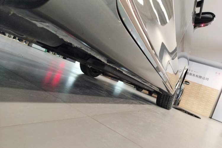 Used Hongqi H9 2024 3.0T Flagship All-Wheel Drive Private Style Edition Right Side Sill