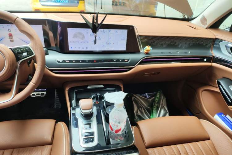 Used Hongqi H9 2025 Model Facelifted 2.0T Two-Wheel Drive Flag-Style Luxury Business Edition, 5 Seats Audio And AC Panel