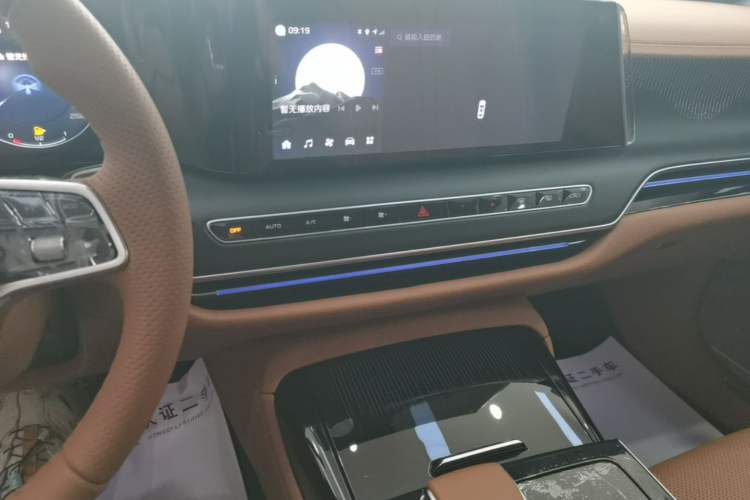 Used Hongqi H9 2025 Model Facelifted 2.0T Two-Wheel Drive Flag-Style Luxury Business Edition, 5 Seats Audio And AC Panel