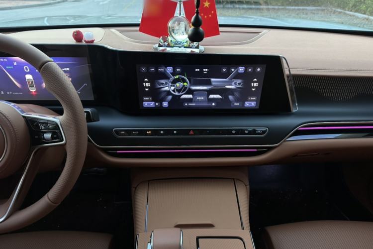 Used Hongqi H9 2025 Model Facelifted 2.0T Two-Wheel Drive Flag-Style Luxury Business Edition, 5 Seats Audio And AC Panel