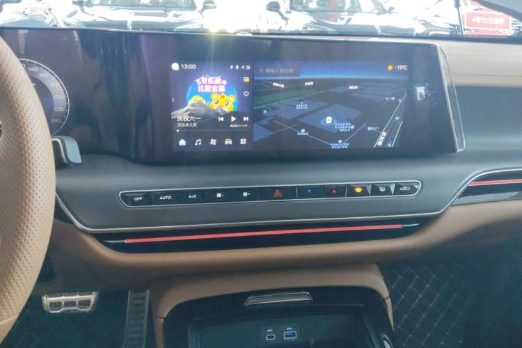 Used Hongqi H9 2025 2.0T Two-Wheel-Drive Flagship Private Enjoyment Style 5 Seats Audio And AC Panel