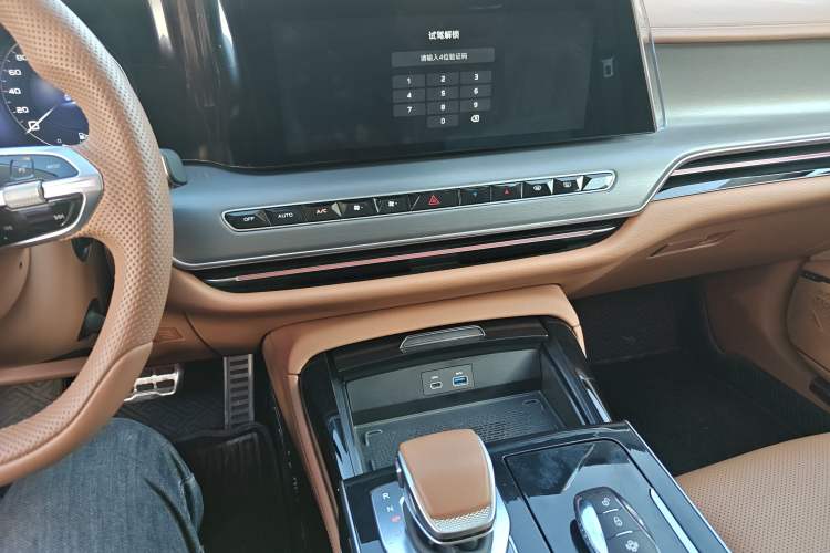 Used Hongqi H9 2025 2.0T Two-Wheel Drive Flagship Private Enjoyment Fashion Edition 5 Seats Audio And AC Panel