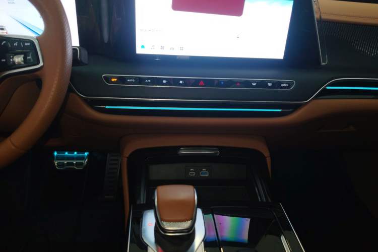 Used Hongqi H9 2025 2.0T Two-Wheel-Drive Flagship Luxury Business Edition 5 Seats Audio And AC Panel